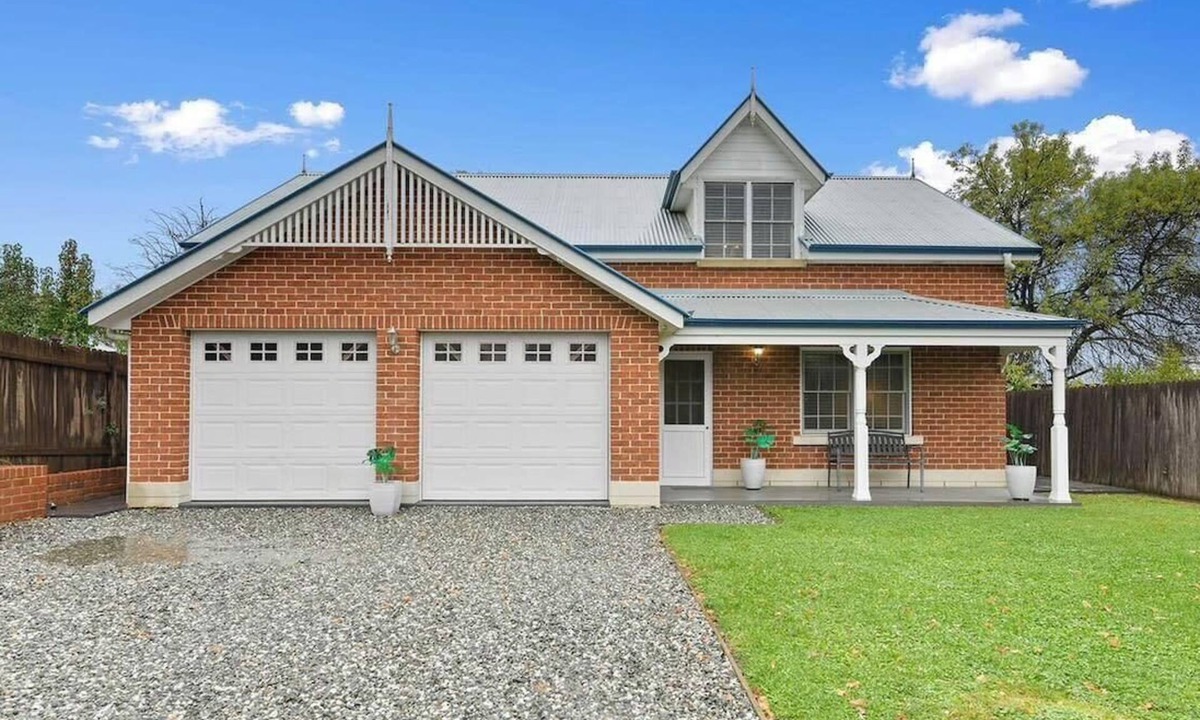 Bathurst House | Peel House. Character Home & BBQ. Bathurst CBD.