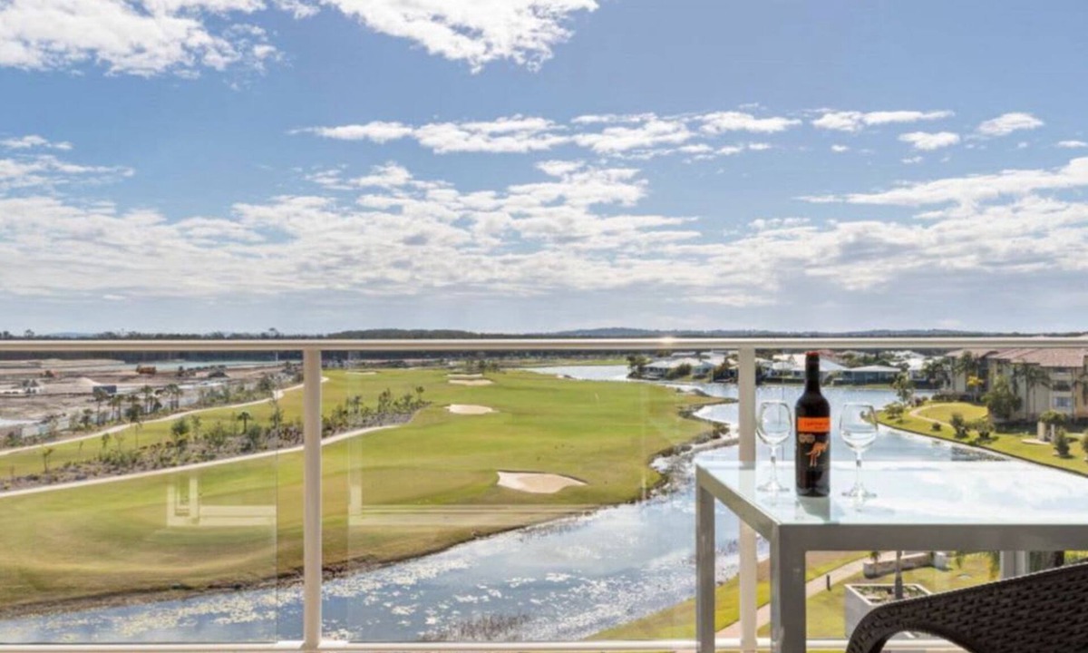 Pelican Waters Apartment | Pelican Waters U424 Lake & Golf Course Views