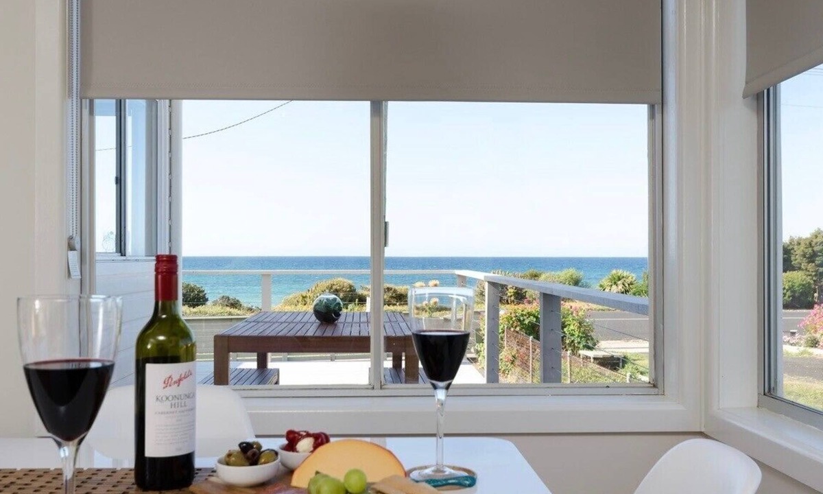 Penguin House | Penguin Beach House - STUNNING OCEAN VIEWS. 4 minute walk into heart of town.
