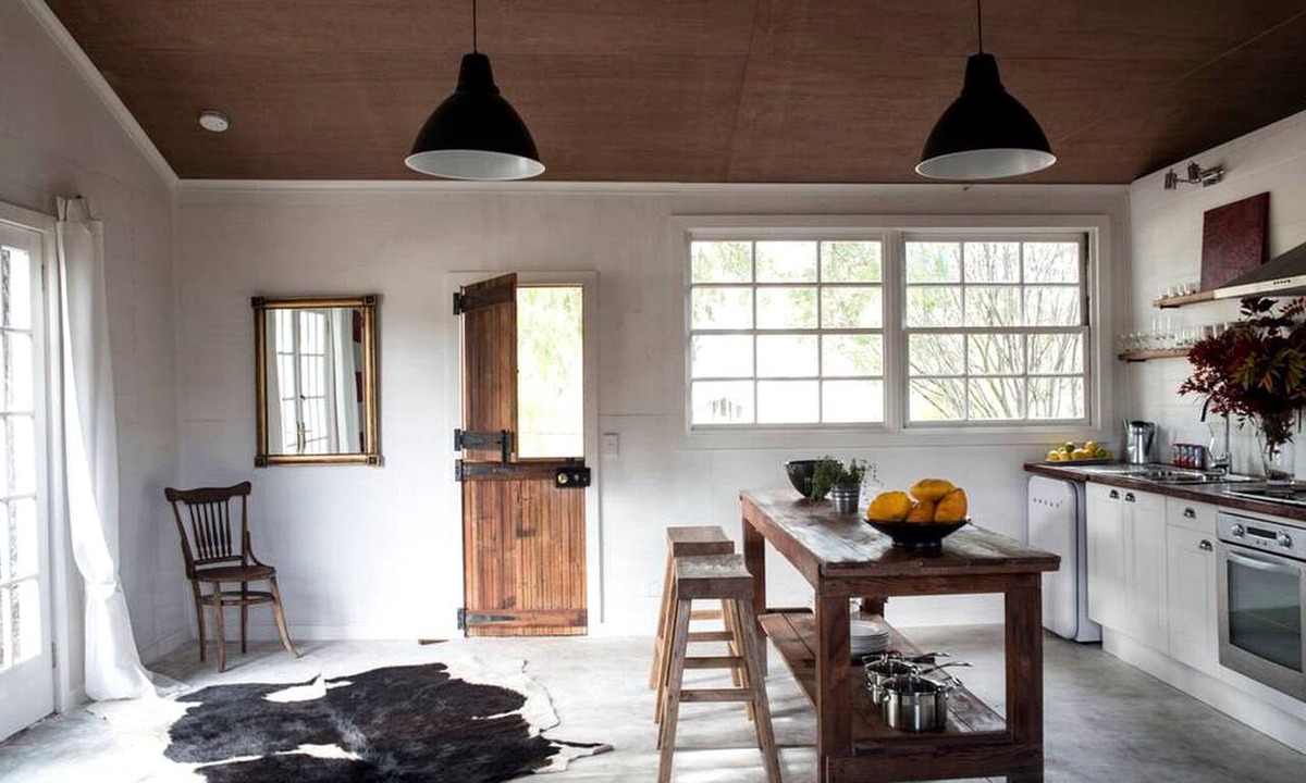 Campbells Creek Cabin | Pet-Friendly Cabin Rental with Ancient Peppercorn Tree in Castlemaine, Victoria
