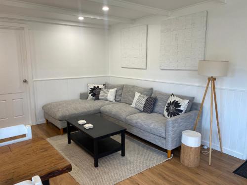 Woombye House | Pet friendly cozy cabin