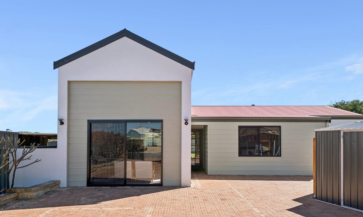 Two Rocks House | Pet-Friendly. Free wifi. Close to shops and beach. Welcome pack.