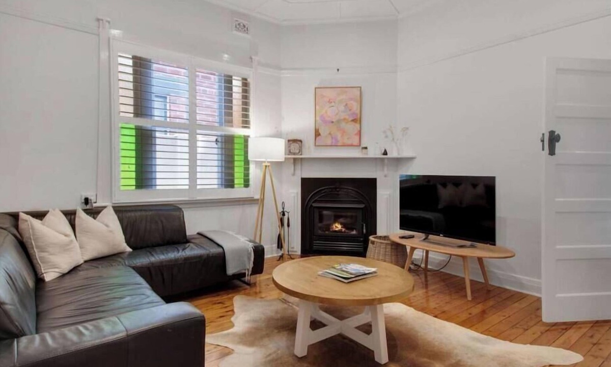 Wagga Wagga House | Peter Cottage. Fireplace & Deck. Wagga Wagga CBD