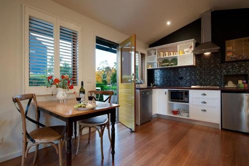 Hepburn House | Piccolo Cosy Cottage with views