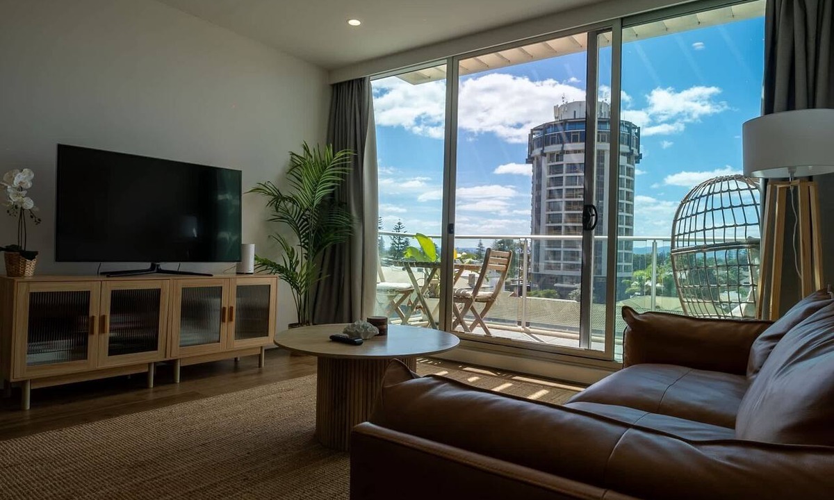 Glenelg Apartment | Pool, Gym, Spa and Sauna, Free Parking, City Views
