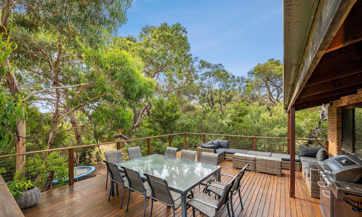 Anglesea House | Pool table, air hockey, ping pong & foosball! Close to the beach and shops.
