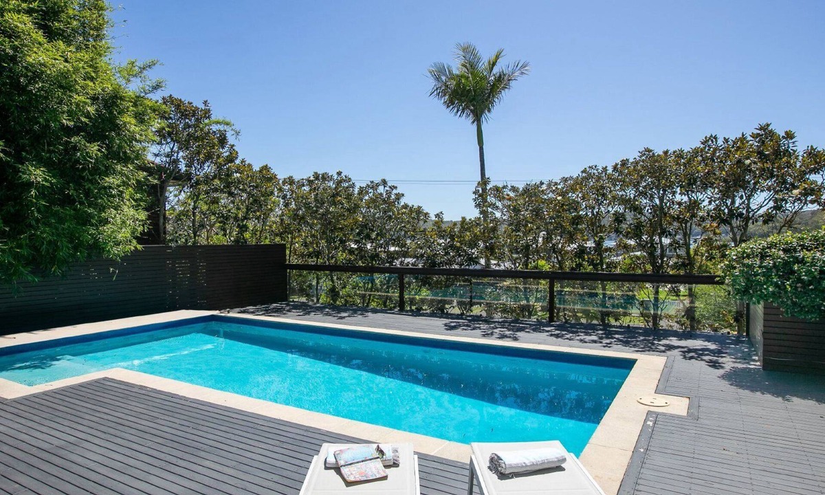 Wagstaffe House | Poolside at Wagstaffe