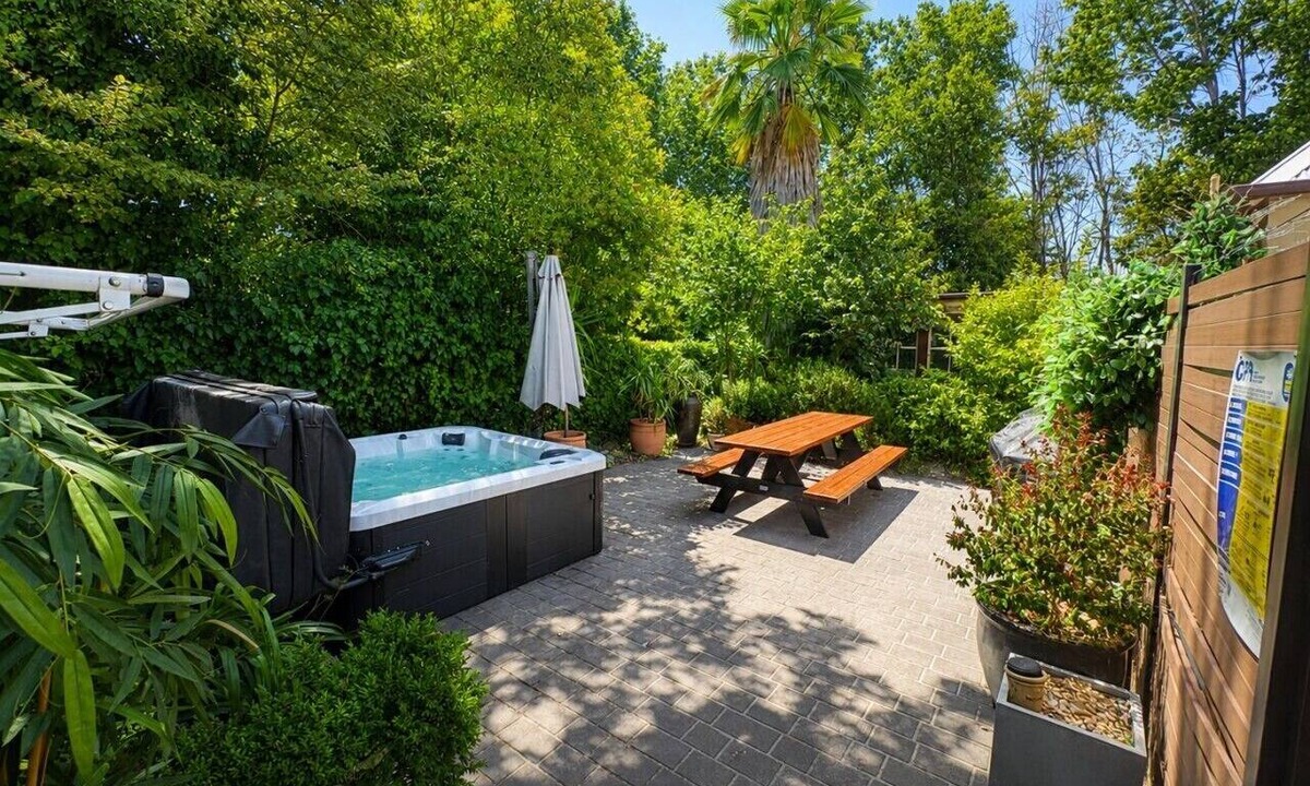 Albury House | Porters Cottage Garden | Hot Tub Pet Friendly Walk to Dean Street
