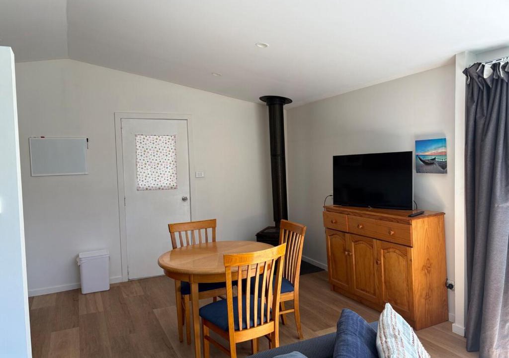 Kingston Apartment | Potoroo Cottage Bush setting 7 mins drive to cbd