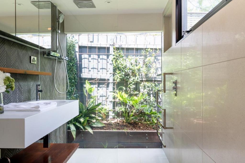Prahran House | Prahran Timeless & Modern Haven - Central Location