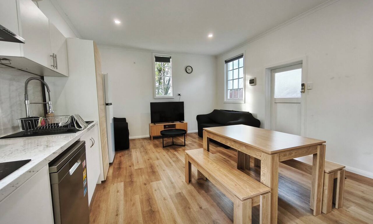 Glenorchy House | Private 1-bedroom Retreat near MONA with Kitchen, Bath, and NBN WiFi