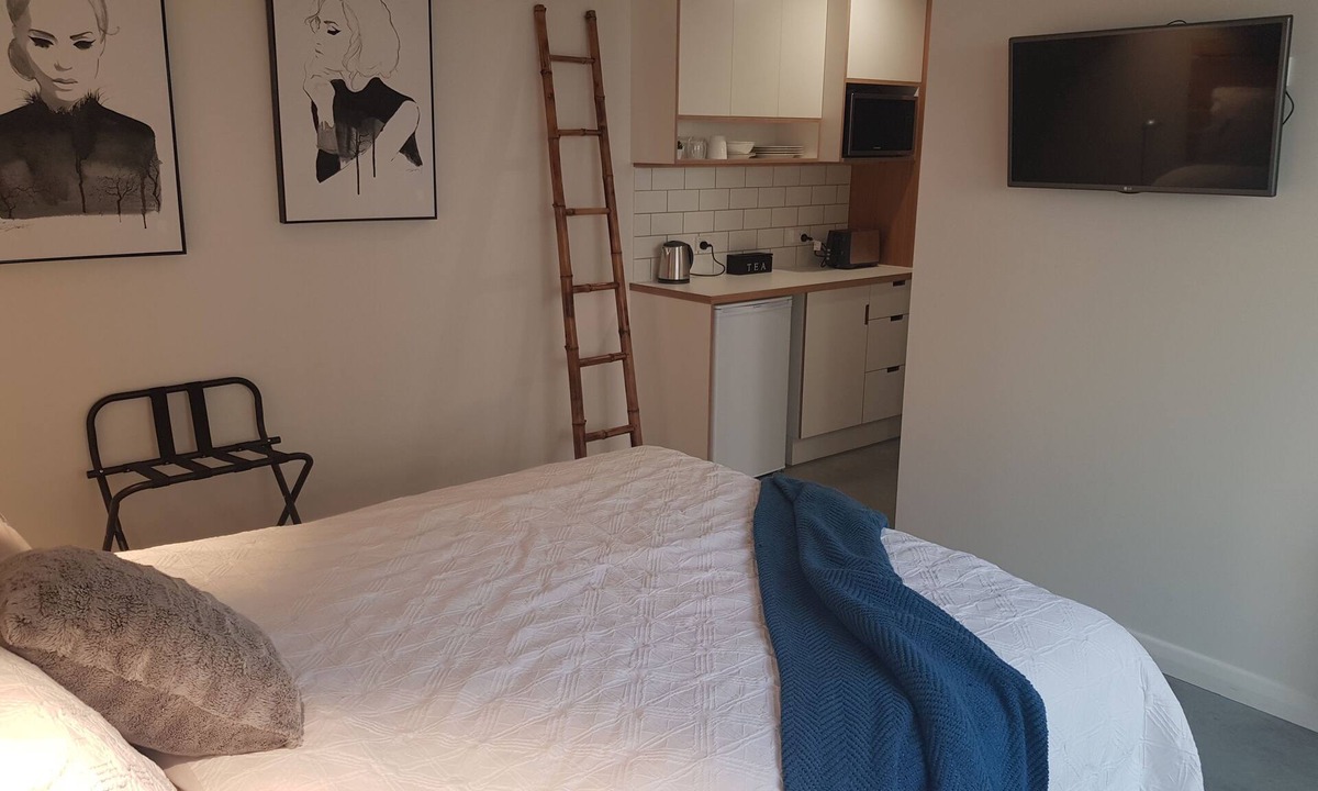 East Albury Apartment | Private, modern and close to town.