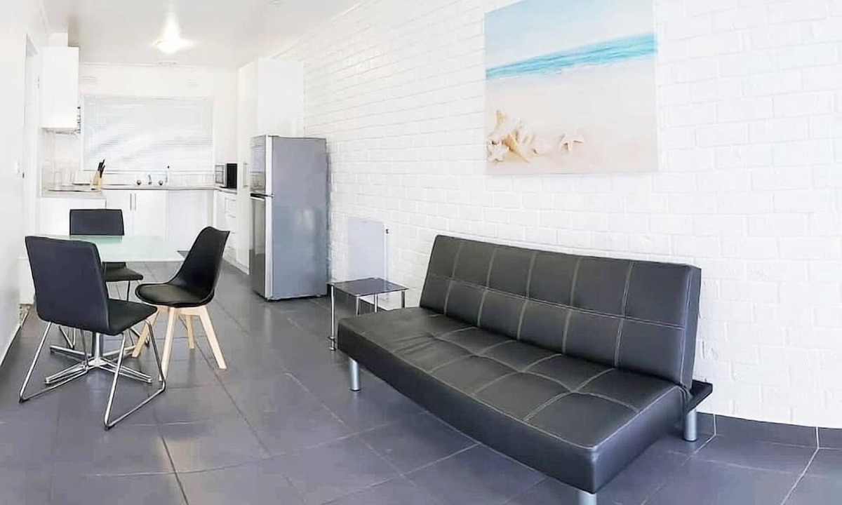 Oak Park House | {Promo!} Next to Train Station, FREE WIFI!