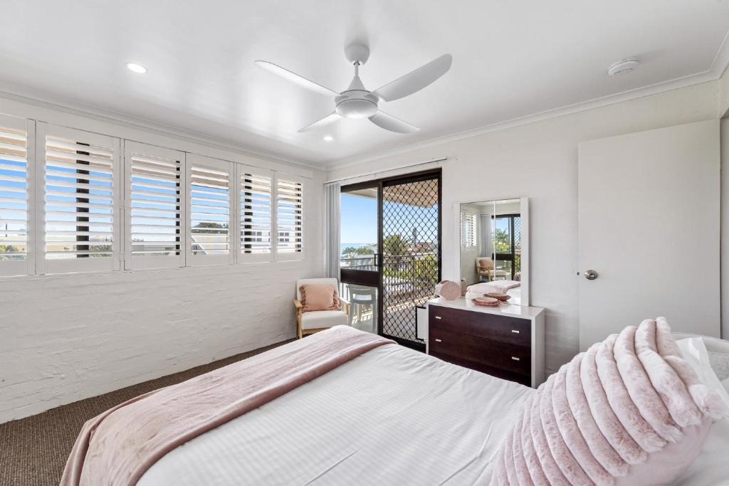 Alexandra Headland Apartment | Quaint 2-Bed Beach Abode with Ocean Views