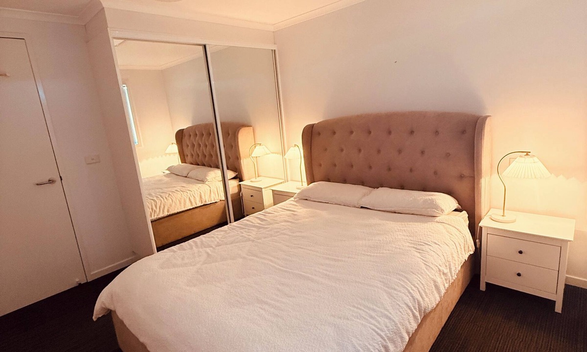 Moruya House | Queen bed room.