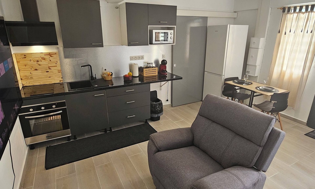 Les Hattes Apartment | Quiet, comfortable studio 1 min from downtown