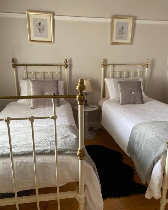 Maryborough House | R&R Blue Diamond Luxury Cottage Maryborough, Vic
