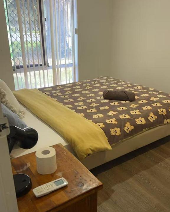 Maddington House | R4 Bright Spacious Room near Perth Airport with AC