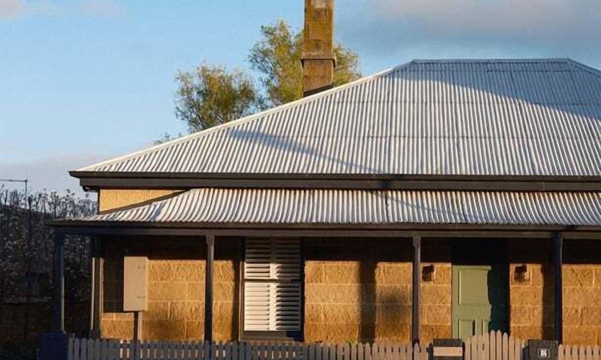 Oatlands House | Raffah House I Oatlands circa 1840s historical stay