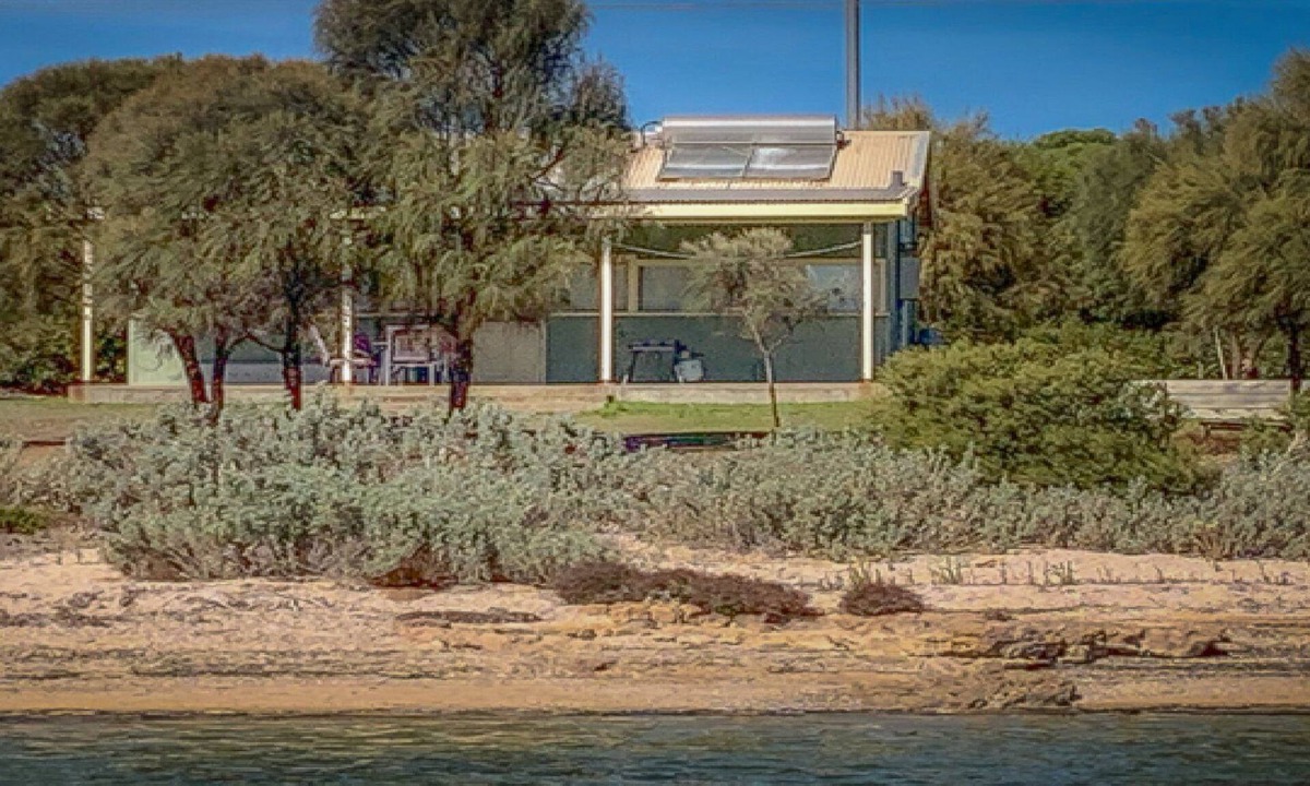 Lake Wangary House | Railway Shack 2 - Beachfront Location at a Budget Price.