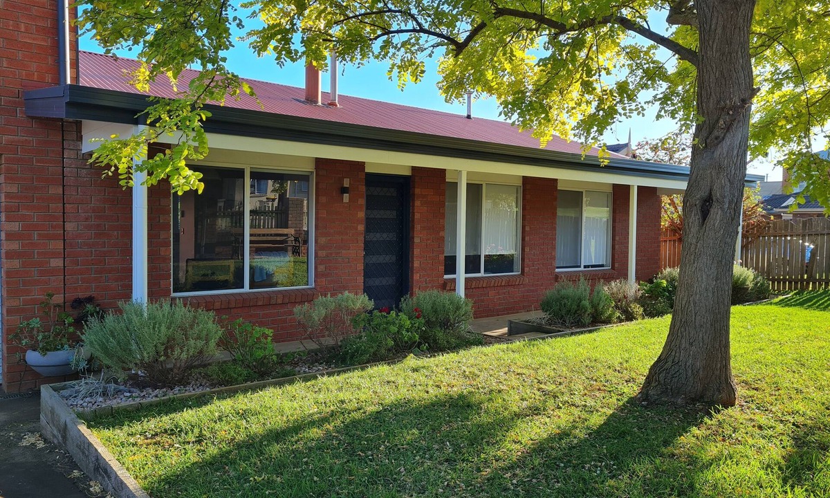 Warrnambool House | Recently renovated house in quiet leafy surroundings.