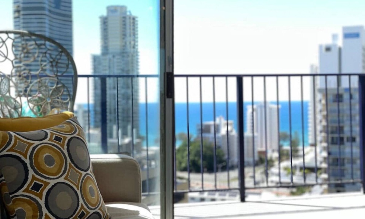 Surfers Paradise Apartment | Relax with Beach and River views in 3br apt w/pool