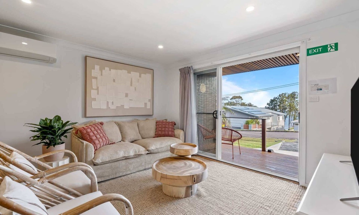Buff Point House | Relaxed 2 Bed Coastal Stay Near the Lake
