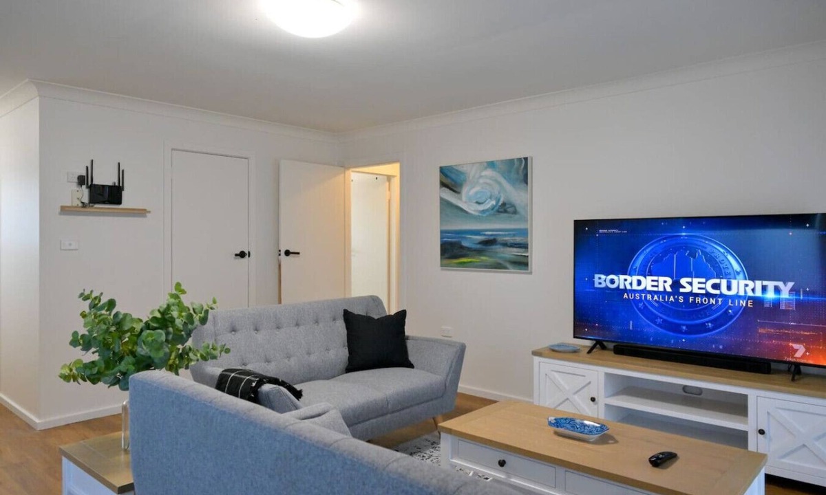 Wagga Wagga Apartment | Renovated 2BR Apartment · King & Queen Beds · CBD