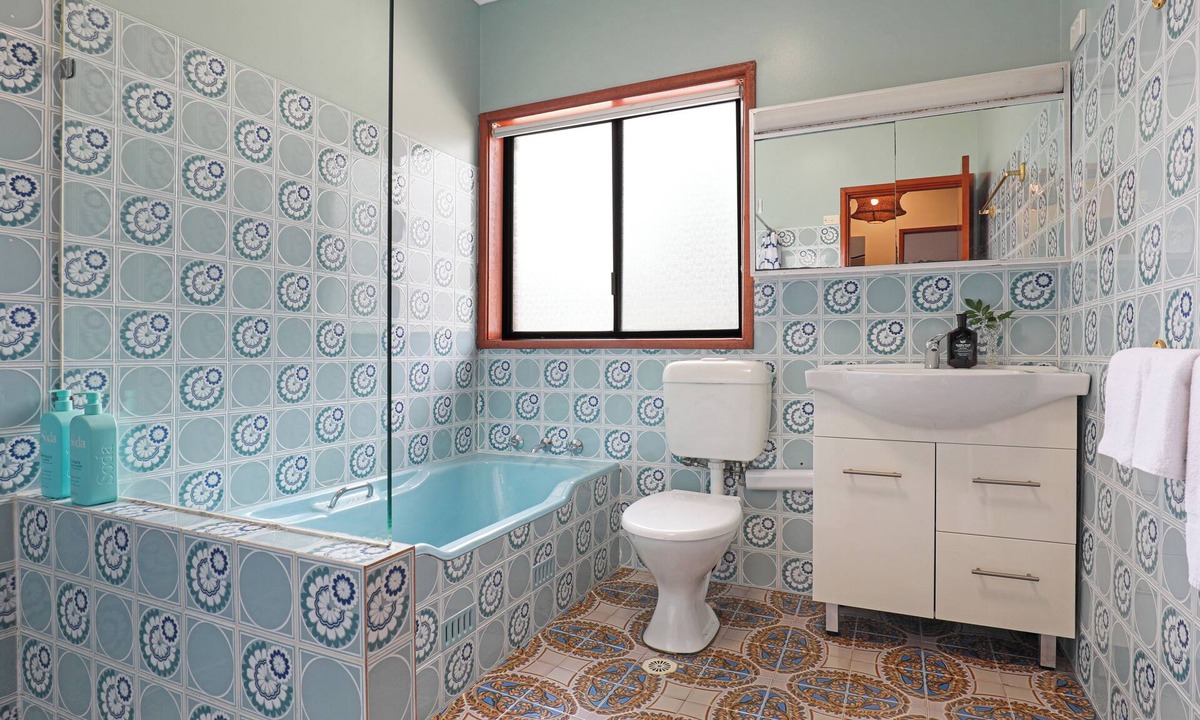 Thirroul Apartment | Renovated retro beach cottage w/5 bedrooms and only a short stroll to the beach