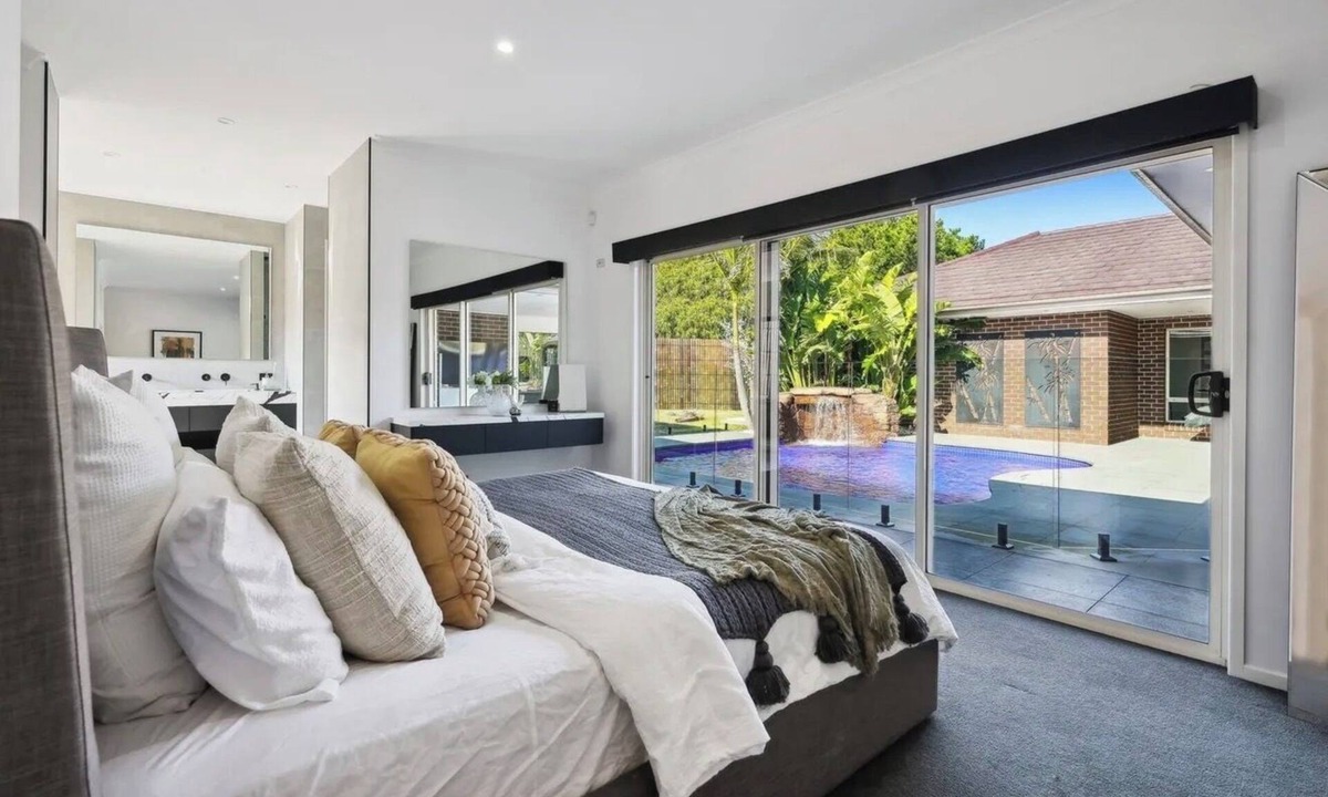 Craigieburn House | Resort-style family retreat with pool, gym & basketball