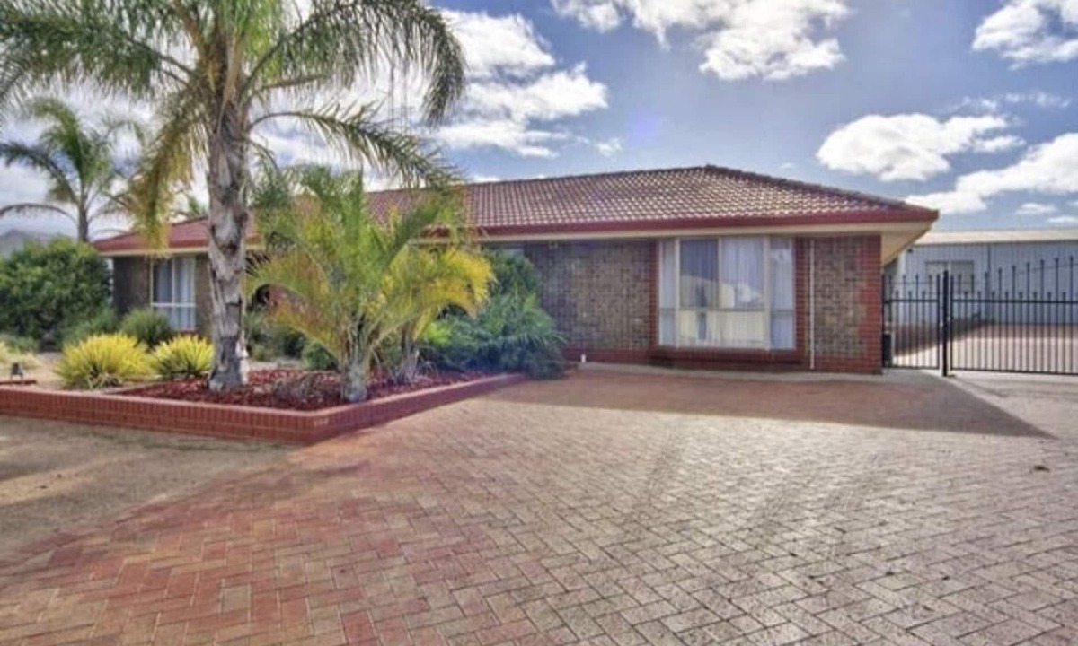 Moonta Bay House | Retreat On Nankivell - simply stunning. Perfect for small and large groups.