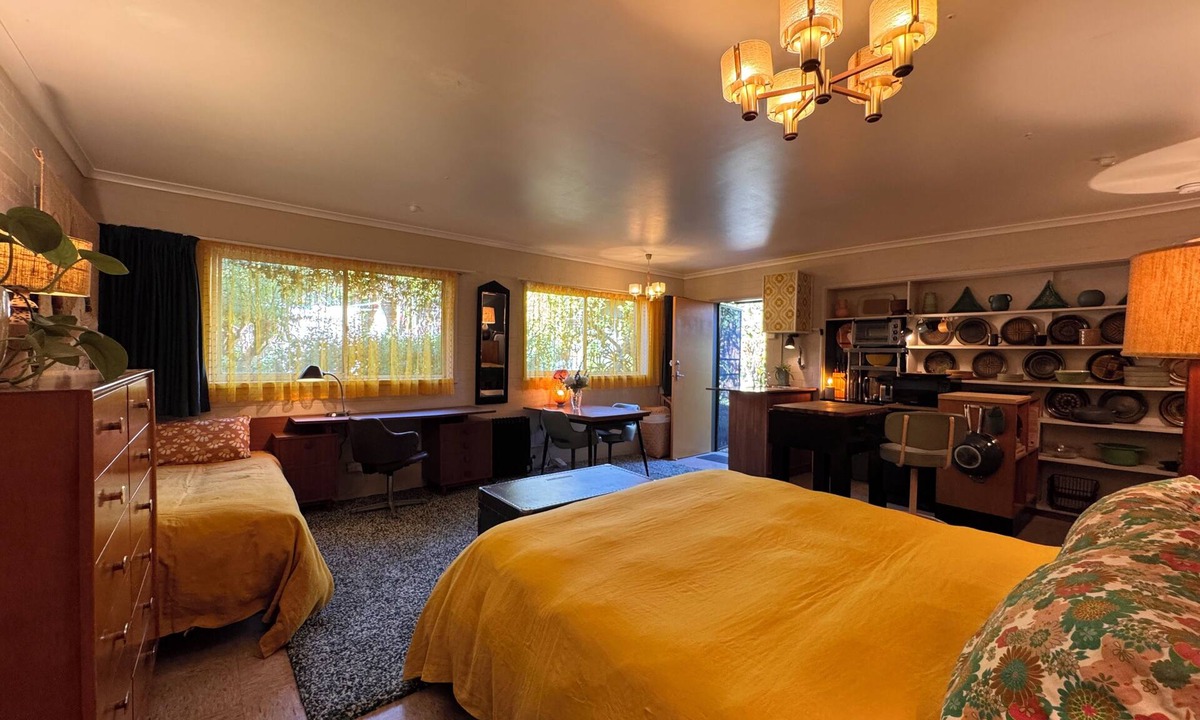 Caulfield North House | Retro bungalow in organic garden oasis
