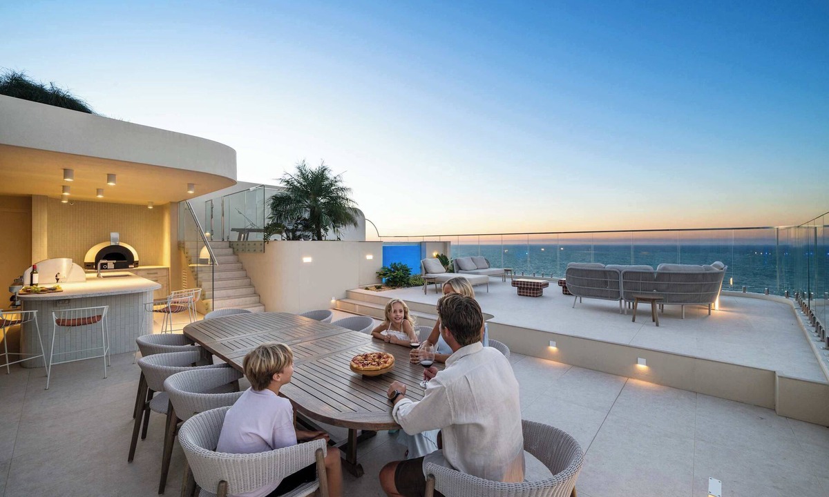 Coolangatta Apartment | RISE | Luxury Penthouse with Pool