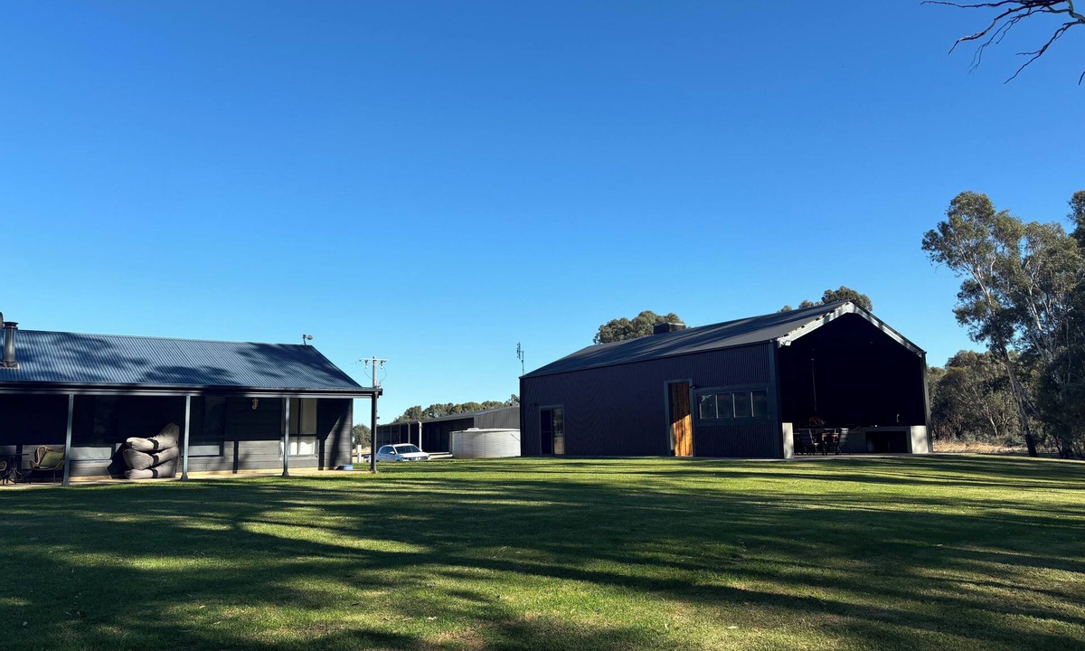 Torrumbarry House | River Lodge – Waterfront Stay with Private Jetty | Near Echuca