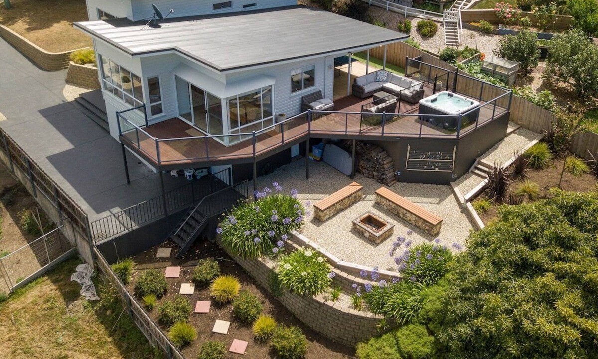 Bellerive House | River View Holiday House 10 min to CBD. Sleeps 8