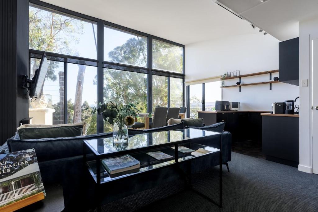 Grindelwald House | River Views King Bed & Wine Country