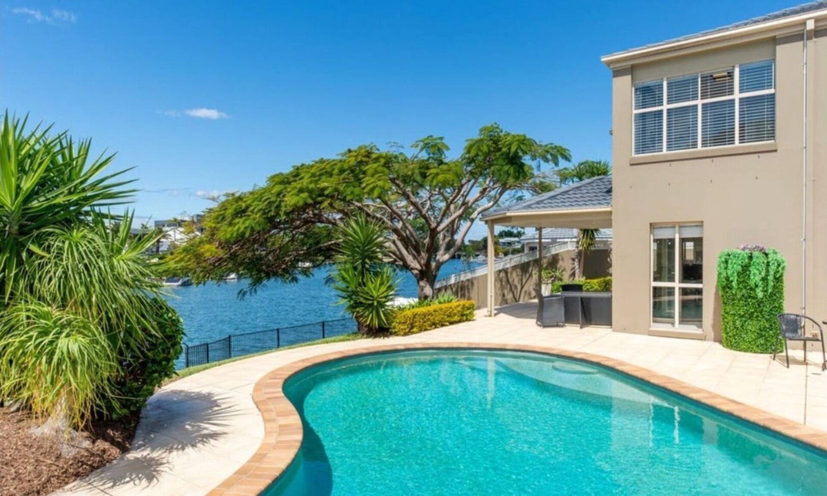 Bundall House | Riverside Retreat Pool, Pontoon & Space