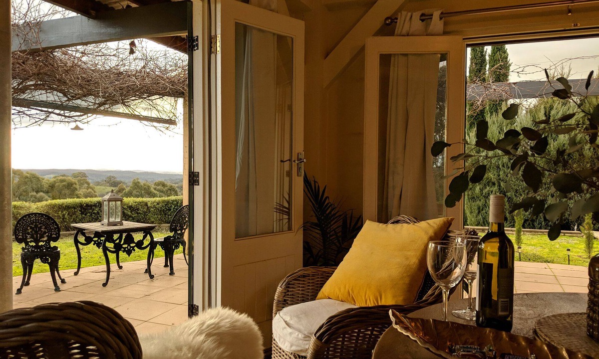 Elevated Plains Cottage | Romance with style and a view