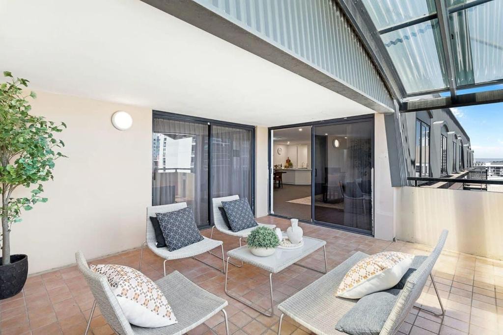 East Perth Apartment | Rooftop Apartment w Cocktail Bar Balcony & Pool