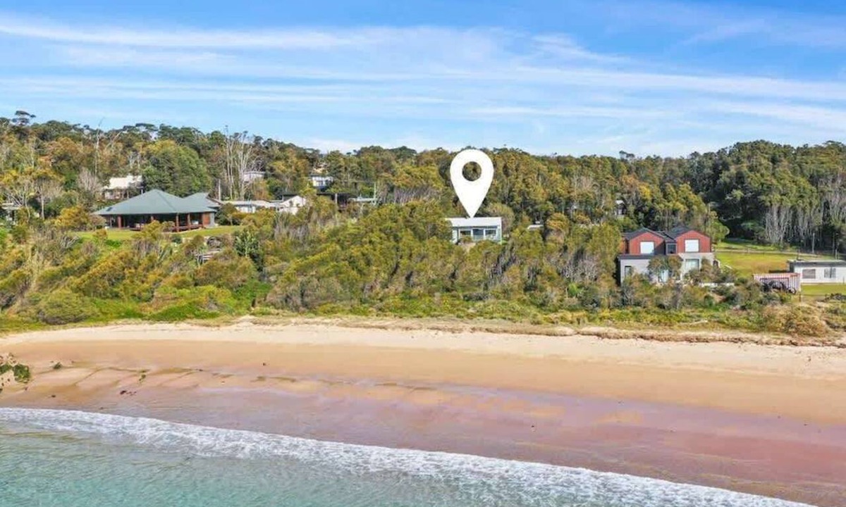Guerilla Bay House | Salt Shack | Beachfront Retro Escape + Pets