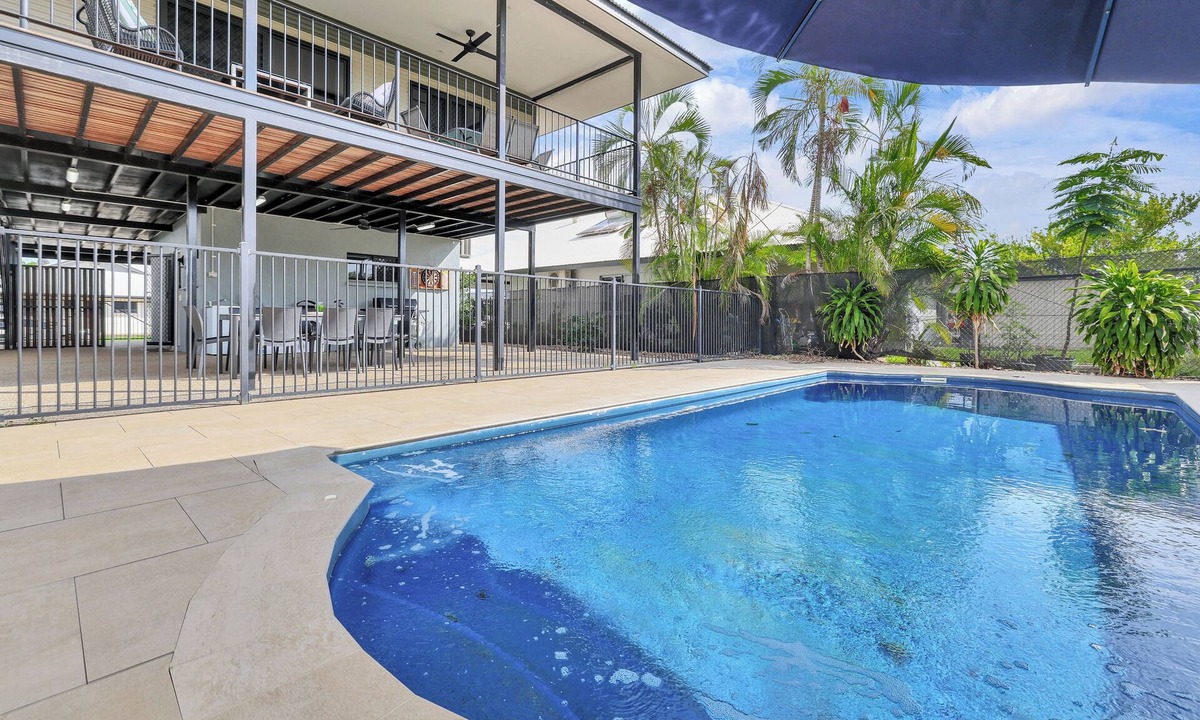 Rosebery House | Saltwater Pool 4 Bedrooms Pet Friendly Yard