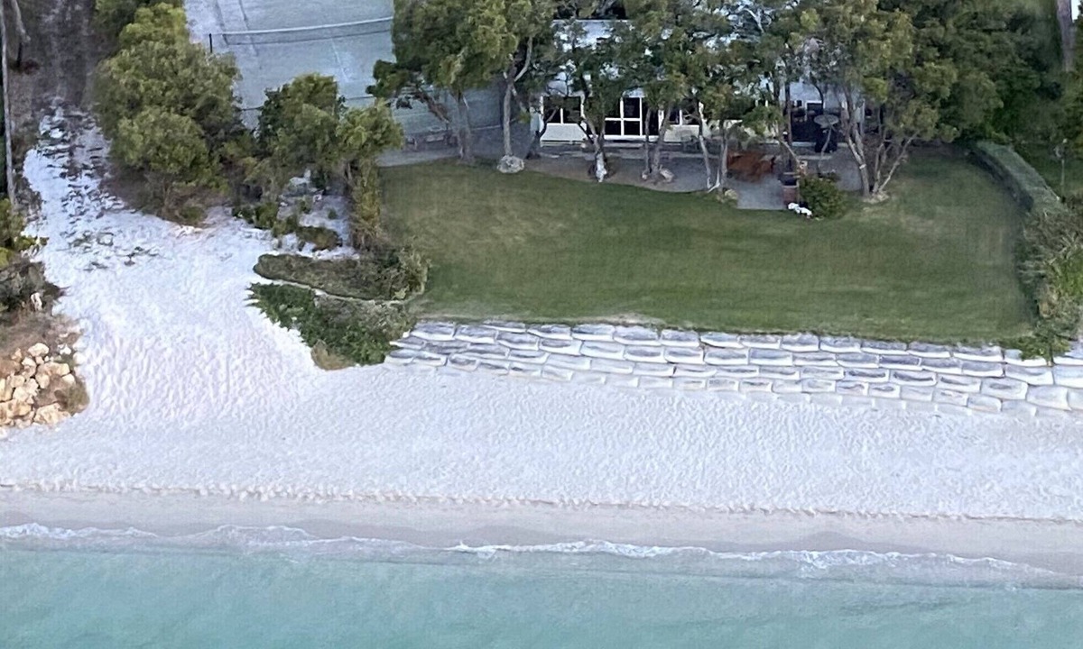 Siesta Park House | Sea'esta Sands - Absolute Beachfront Property