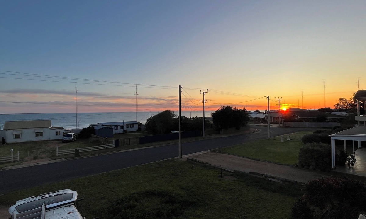North Beach House | SEA SUNSETS - a stones throw from the beach 3/4 bedroom home sleeping 10 people