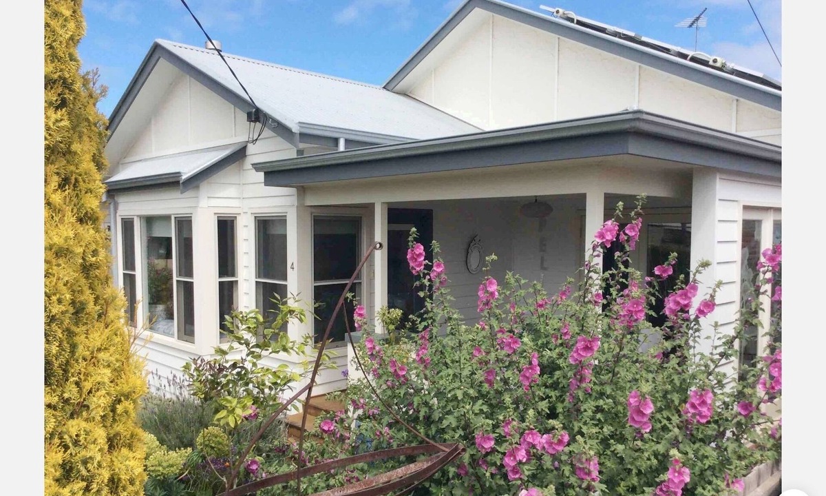 Queenscliff Apartment | Sea views.Wood fire.50 metres to water.Luxury.King bed. Lounge,Kitchen,veranda .