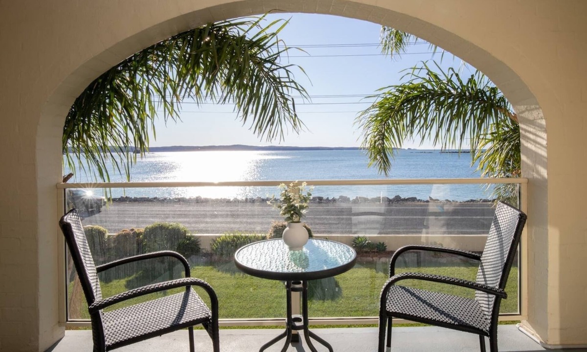 Batehaven Apartment | Seafront Getaway Studio, Great Location with Pool