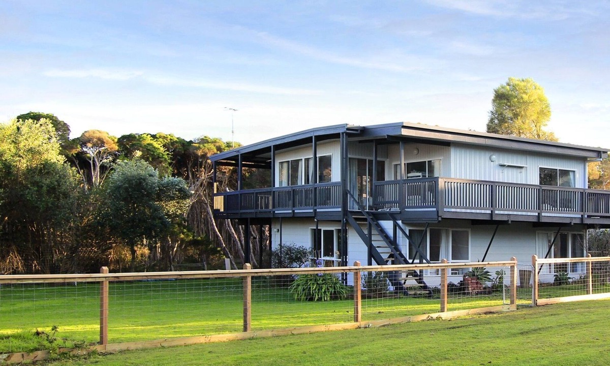 Smiths Beach House | Seanic at Smiths close to YCW beach.