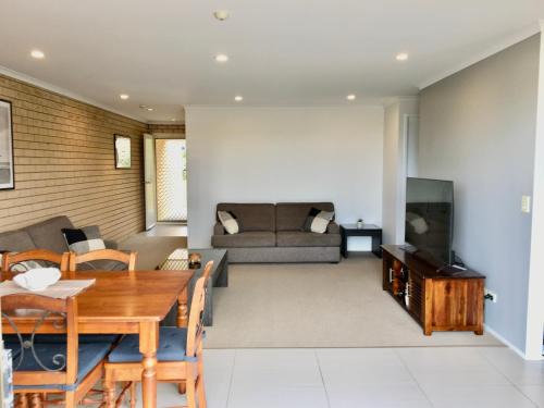 Alexandra Headland Apartment | SeascapeatAlexBeach Budget Accomodation