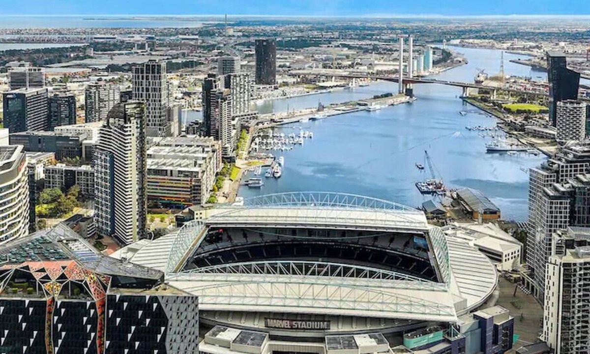 Melbourne Central Business District Apartment | SeaView/2Baths/Balcony/1 Min To Southern Cross Station/FREE(Pool/Sauna/GYM/Tram)