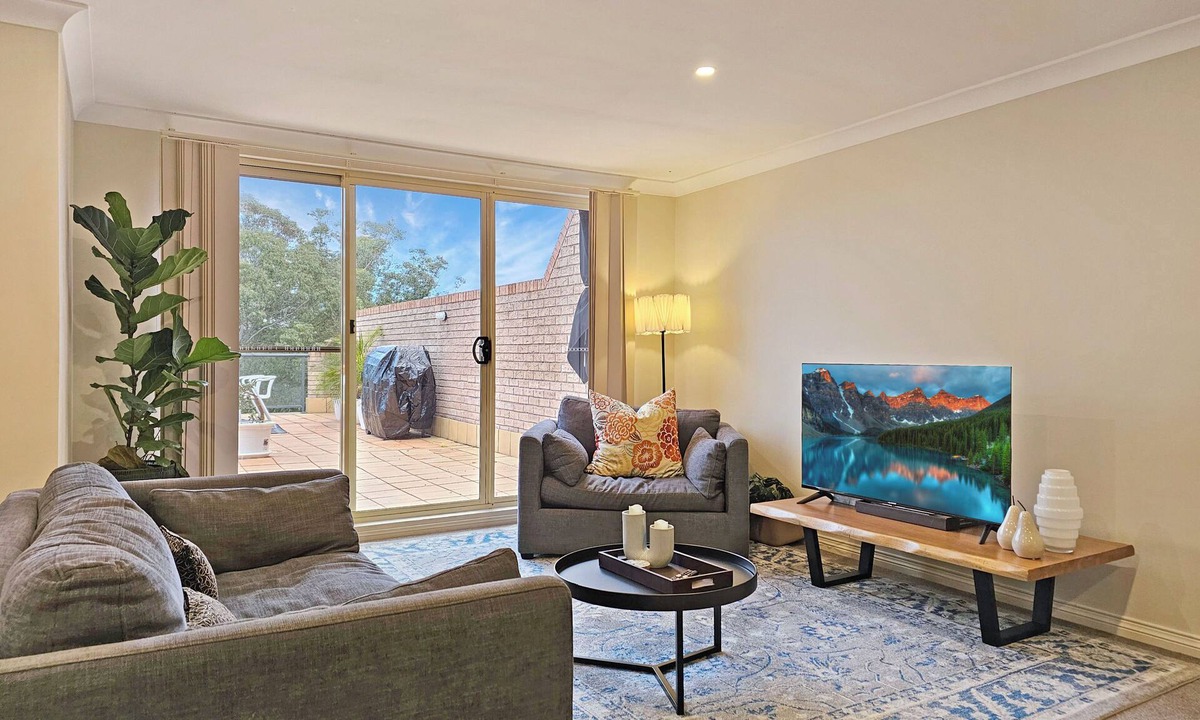 Gosford Apartment | Secure Parking ~ Outdoor Pool ~ Large Balcony ~ Walk to CBD ~ Air-Con ~ WiFi