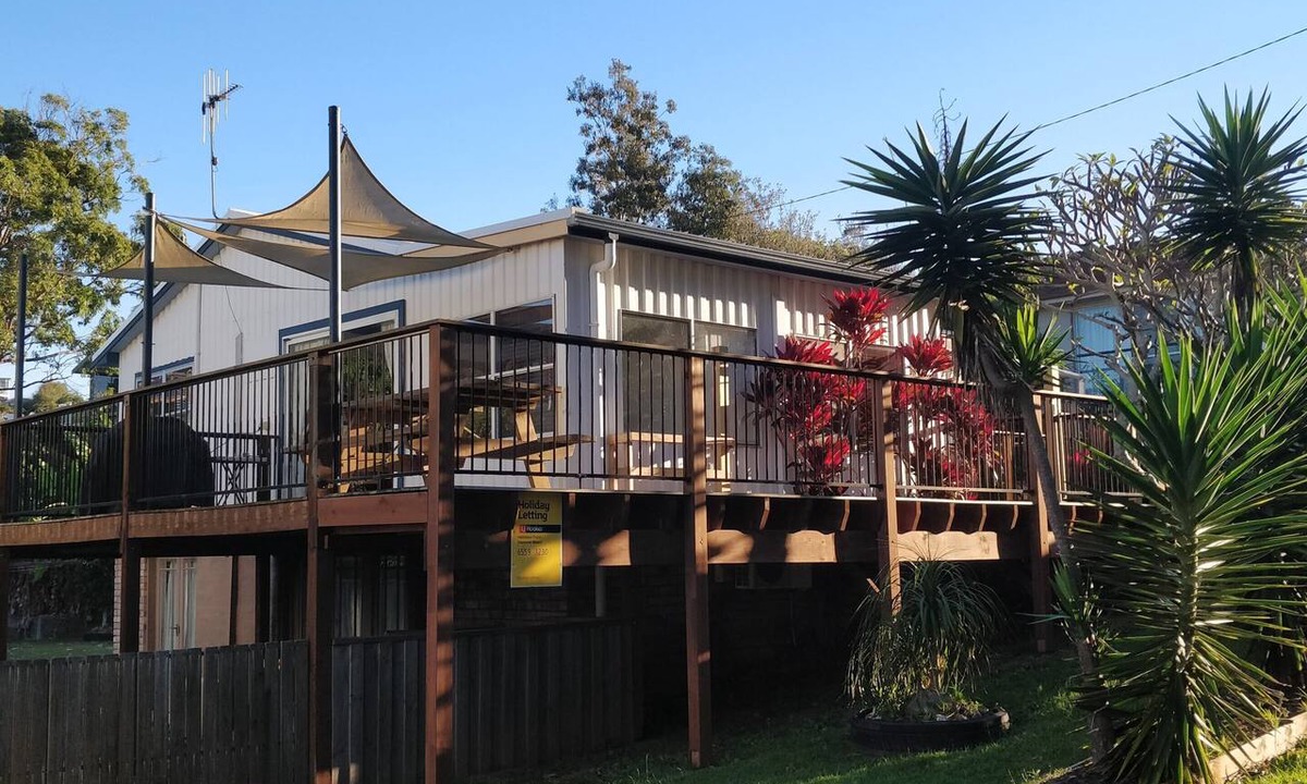 Black Head House | See the waves, feel the sea breeze. Traditional Aussie Beach house.
